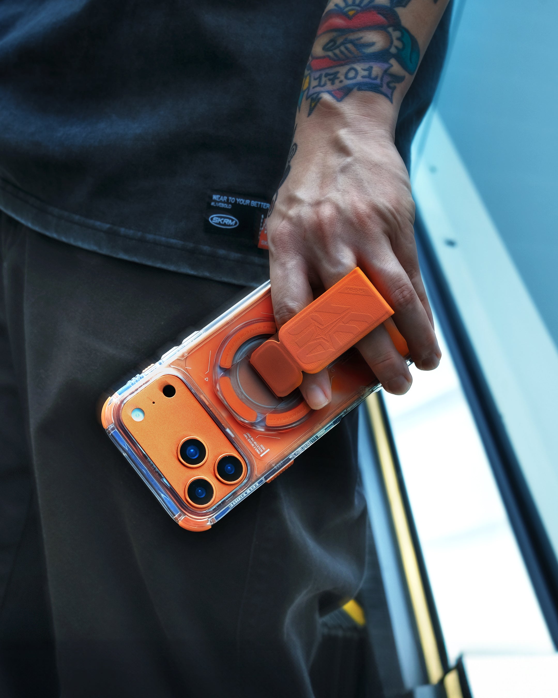 PHAZE - ARCH XE Magnetic Grip-Stand | SKINARMA